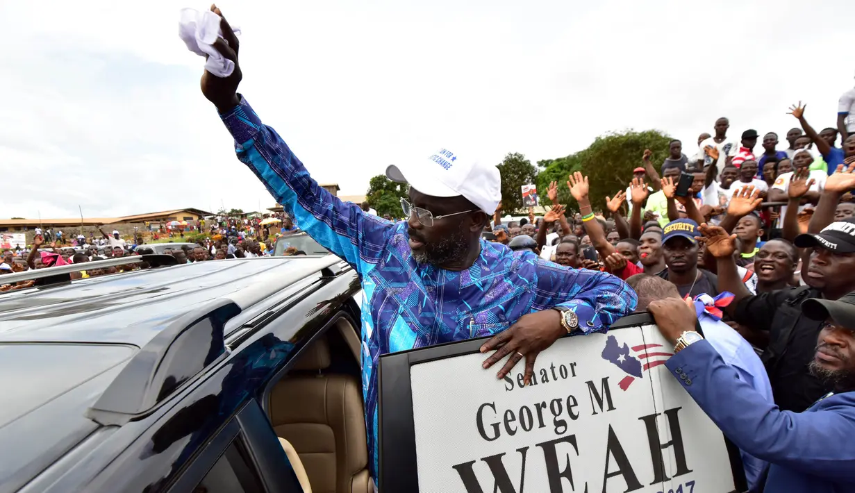 Pada kesempatan pilpres keduanya ini, George Weah akhirnya berhasil menjadi presiden Liberia. Legenda sepak bola Afrika tersebut berhasil mengalahkan pesaingnya, Joseph Boakai. (AFP/Issouf Sanogo)
