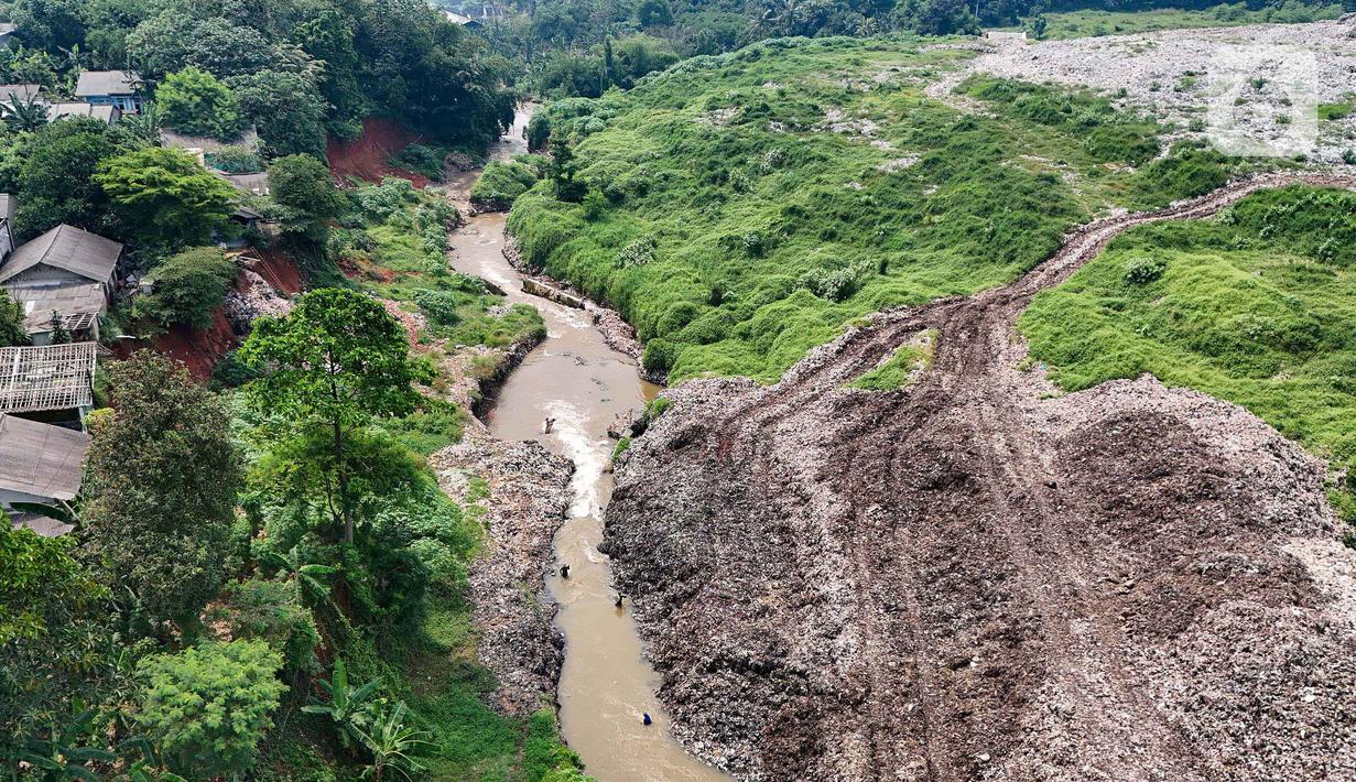 Foto udara memperlihatkan kondisi Tempat Pembuangan Akhir (TPA) sampah Cipayung, Depok, Jawa Barat, Selasa (7/5/2024). (merdeka.com/Arie Basuki)