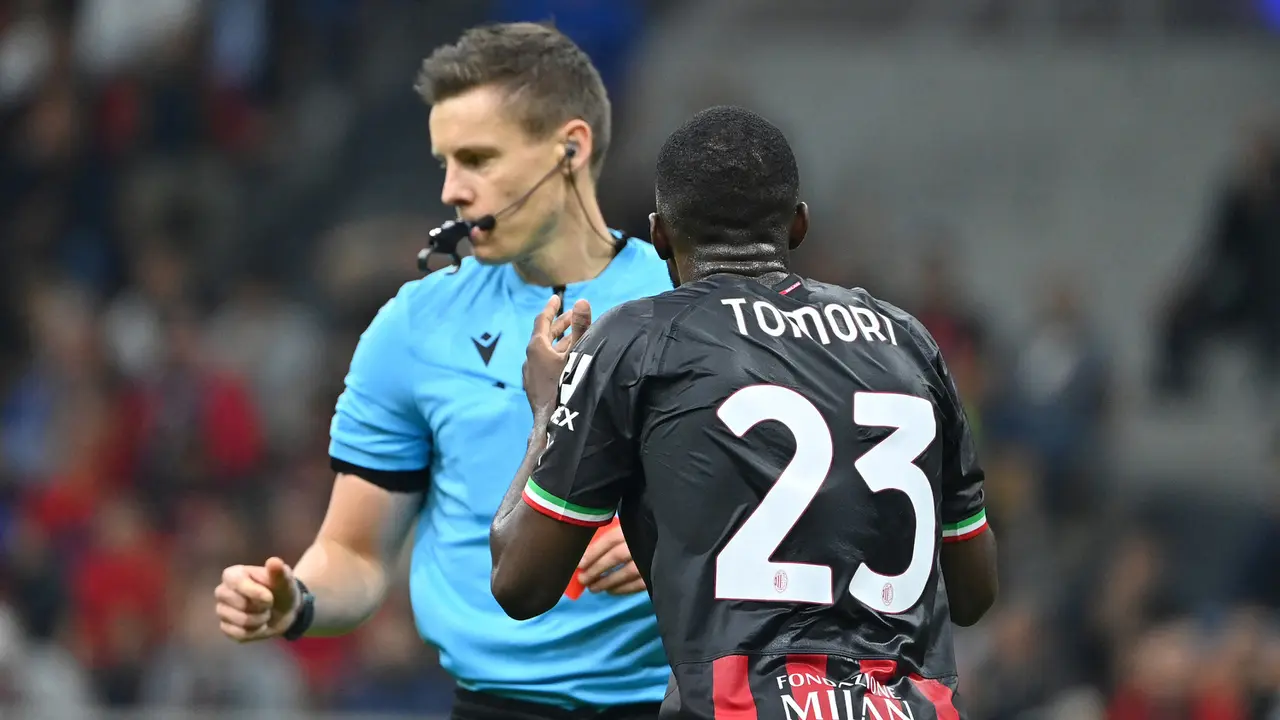 Foto: Momen Kartu Merah Fikayo Tomori yang Jadi Biang Keladi Kekalahan Back to Back Milan dari Chelsea di Liga Champions