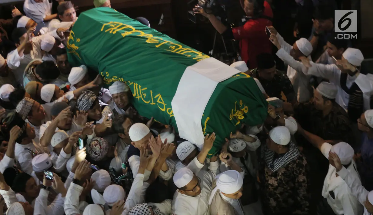 Jemaah membawa jenazah Ustaz Arifin Ilham untuk disalatkan di Masjid Az Zikra, Sentul, Bogor, Kamis (23/5/2019). Sesuai wasiat yang telah disampaikan semasa hidup, anak tertua Ustaz Arifin Ilham, Alvin Faiz bertindak sebagai imam. Salat dimulai sekitar pukul 17.33 WIB. (Kapanlagi.com/Budy Santoso)