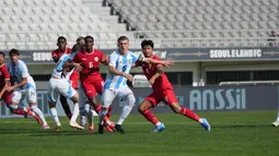 Dua pemain Timnas Indonesia U-19, Meshaal Hamzah (tengah) dan Kadek Arel (kanan) bersiap menyambut bola sepak pojok saat menghadapi Argentina U-19 pada laga pertama Turnamen Seoul Earth on Us Cup 2024 di Stadion Mokdong, Seoul, Korea Selatan, Rabu (28/8/2024). (Dok. PSSI)