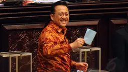 Irman Gusman bersiap menuju bilik suara pemilihan Ketua DPD RI 2014-2019 di Kompleks Parlemen gedung Nusantara V, Jakarta, (Liputan6.com/Helmi Fithriansyah)