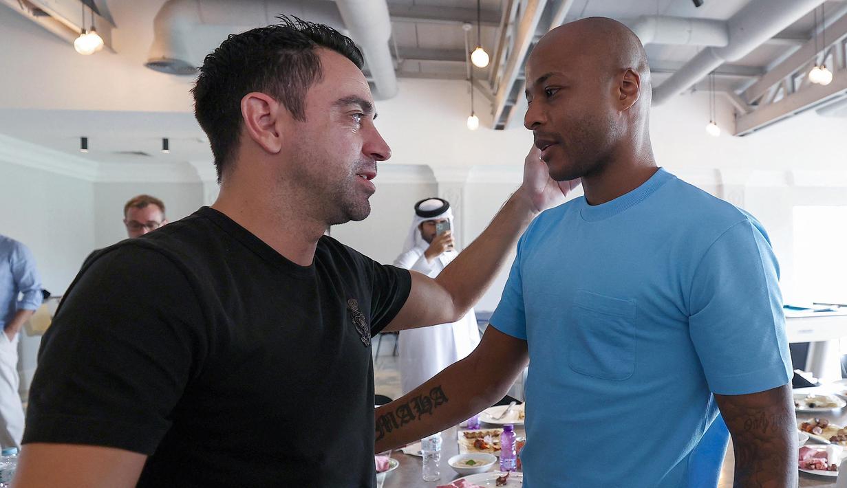 Momen haru mewarnai perpisahan Xavi Hernandez dengan seluruh komponen Al Saad SC seiring keputusannya untuk kembali ke Barcelona sebagai pelatih. (Photo by Qatar's Al-Sadd Club Website / AFP)