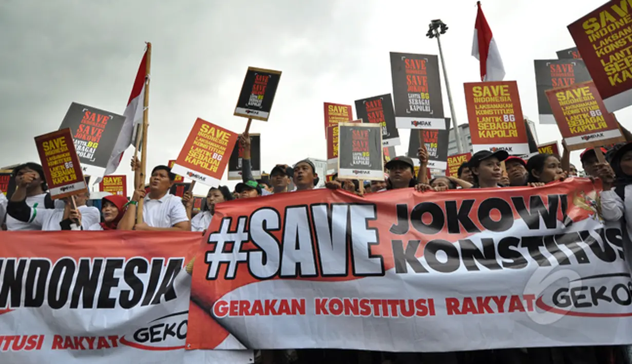 Ratusan simpatisan Koalisi Masyarakat Pengawal Konstitusi (Kompak) melakukan aksi ke Istana Negara, Jakarta, Rabu (11/2/2015). Mereka membawa berbagai atribut yang isinya mendukung BG sebagai Kapolri. (Liputan6.com/Faizal Fanani)