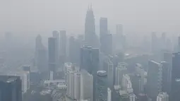 Cakrawala Kuala Lumpur, termasuk Menara Kembar Petronas terlihat diselimuti kabut asap (11/9/2019). Kualitas udara turun ke tingkat "tidak sehat" di  sekitar Kuala Lumpur, menurut indeks polusi udara pemerintah. (AFP Photo/Mohd Rasfan)