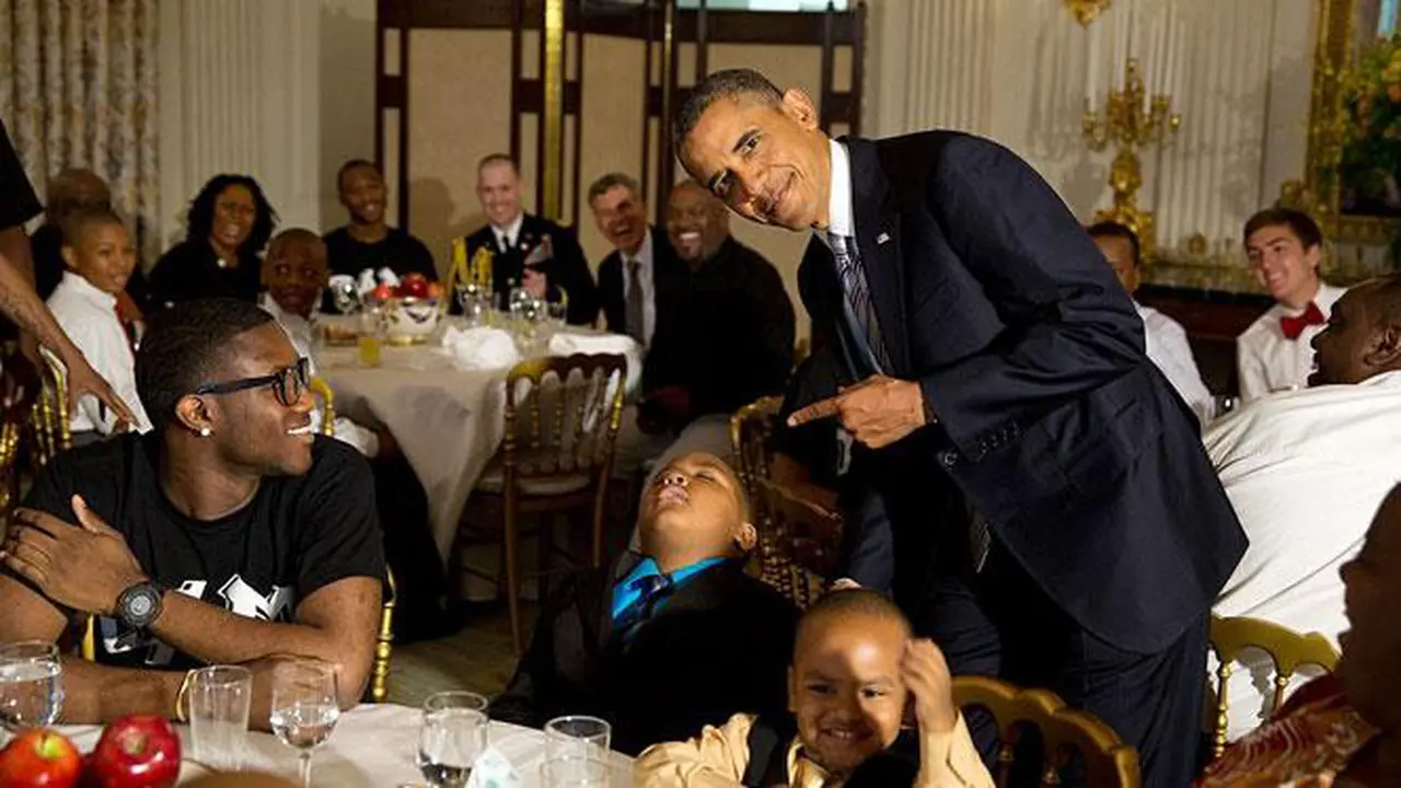 Pose Iseng Obama Ganggu Bocah Tidur