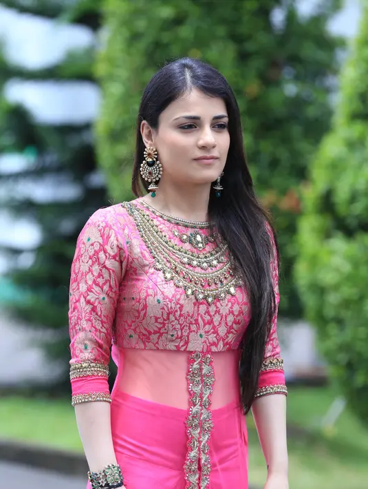 "Saya senang sekali melihat banyak sekali kue,cup cakes, dan melihat begitu banyak orang yang peduli,” tutur Radhika Madan. (Adrian Putra/Bintang.com)