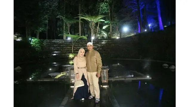 7 Potret Mesra Mark Sungkar dan Istri, Terpaut Usia 45 Tahun
