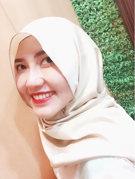 Walaupun mengenakan hijab, Via Vallen terlihat begitu manis saat tersenyum. (Foto: instagram.com/viavallen)