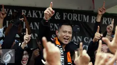 Cagub DKI Jakarta, Agus Harimurti Yudhoyono saat melakukan sosialisasi di kawasan Jalan Menteng Raya, Jakarta, Kamis (22/12). Sebelumnya, Agus berkeliling ke beberapa RW di kawasan Menteng Tenggulun, Jakarta. (Liputan6.com/Helmi Fithriansyah)