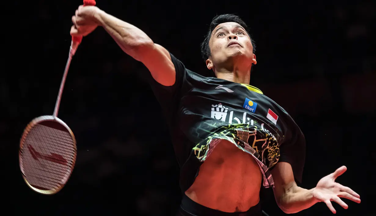 Tunggal putra Indonesia, Anthony Ginting, berusaha mengembalikan kok saat melawan tunggal Jepang, Kento Momota, pada BWF World Tour 2019 di Tianhe Gymnasium, Guangzhou, Minggu (15/12). Ginting kalah 21-17, 17-21 dan 14-21 dari Momota. (AFP/STR)