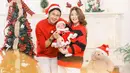 Momen perayaan Natal pertama keluarga Caesar Hito dan Felicya Angelista sebagai orangtua. Ketiganya tampil kompak berbusana merah yang identik dengan Natal. (Instagram/felicyangelista_).