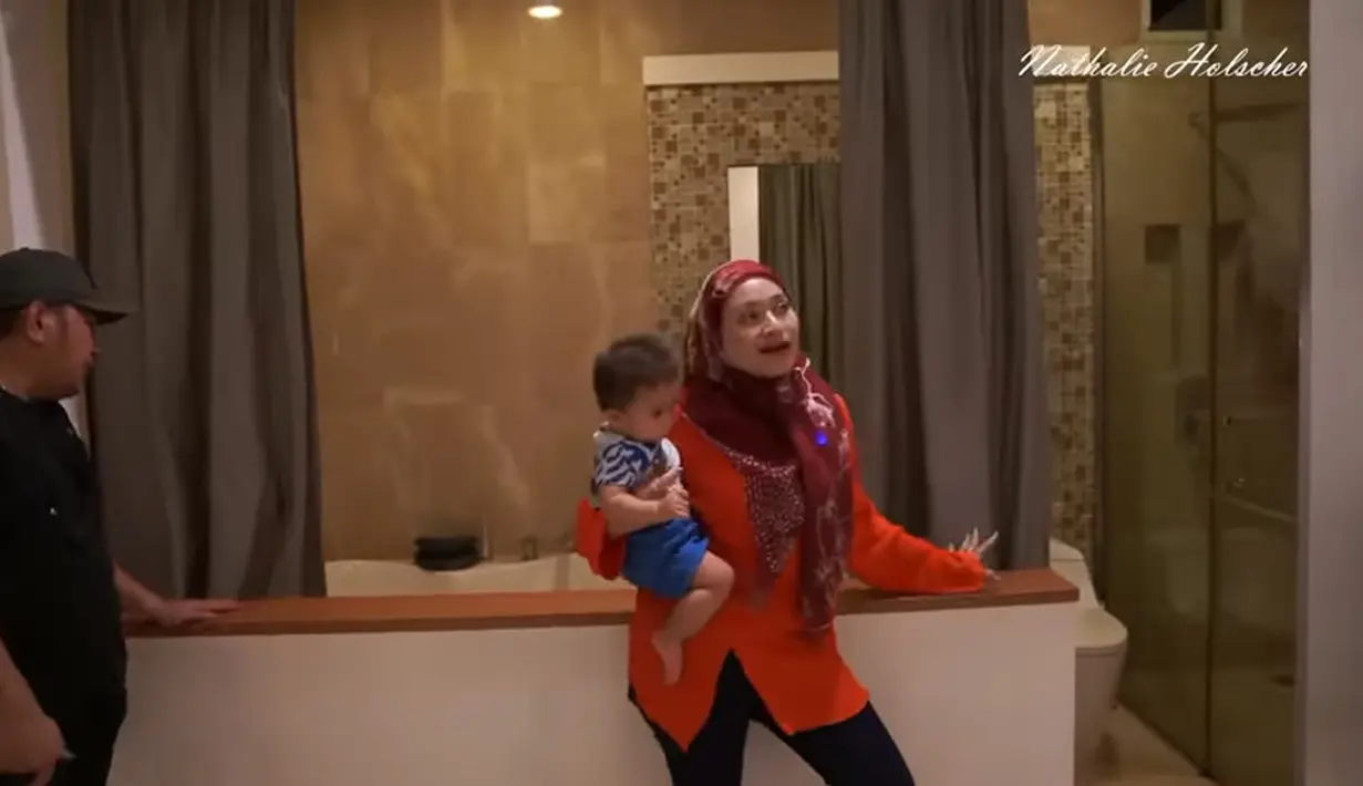 (Youtube/NATHALIE HOLSCHER)