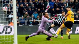 Pemain Newcastle United Miguel Almiron (tengah) mencetak gol ke gawang Wolverhampton Wanderers pada pertandingan sepak bola Liga Inggris di St. James' Park, Newcastle, Inggris, 12 Maret 2023. Newcastle United mengalahan Wolverhampton Wanderers dengan skor 2-1. (Owen Humphreys/PA via AP)