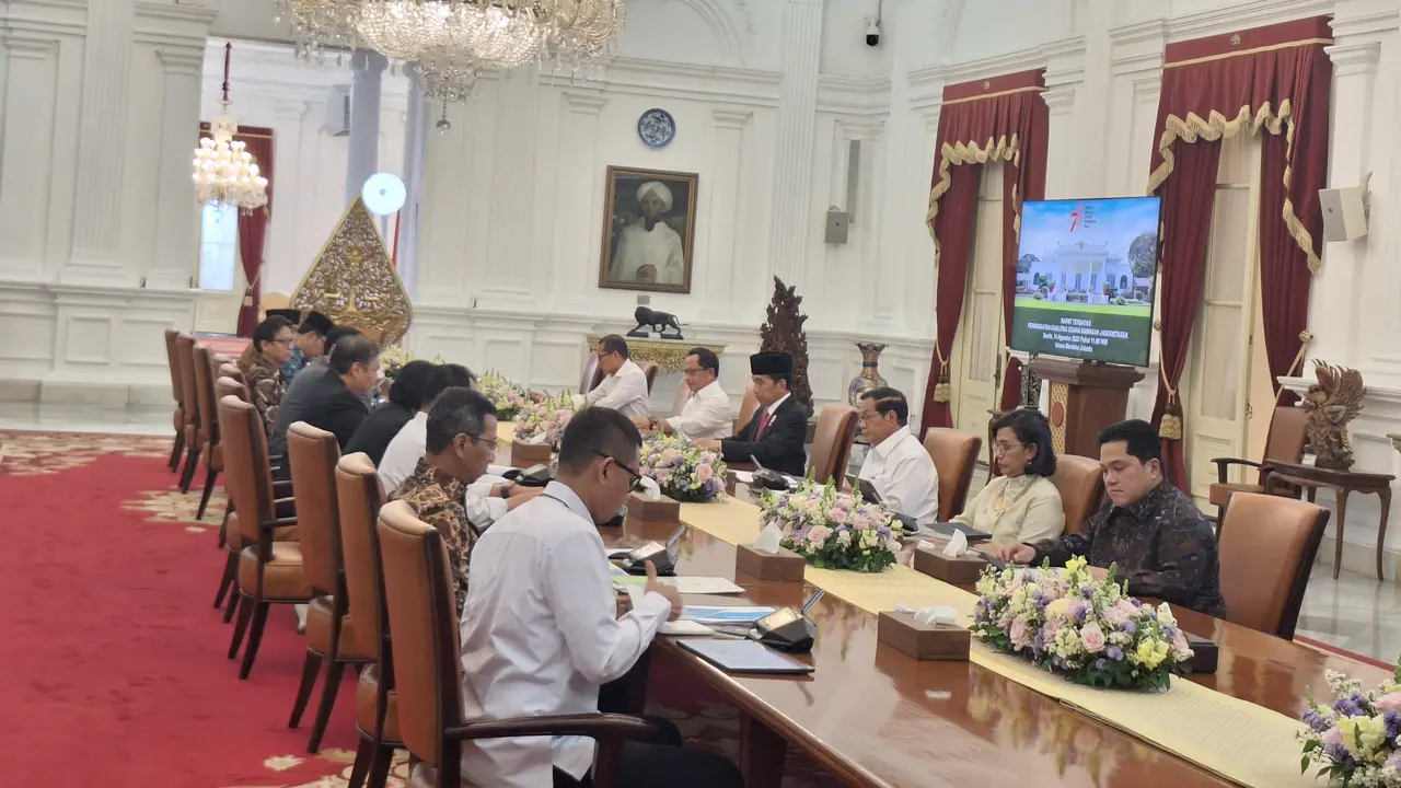Presiden Joko Widodo atau Jokowi mengumpulkan sejumlah menteri dan kepala daerah untuk membahas peningkatan kualitas udara di wilayah Jabodetabek (Liputan6.com/Lizsa Egaham)