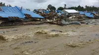 Rumah-rumah yang rusak akibat banjir bandang di Sentani, Kabupaten Jayapura, Papua, Minggu (17/3/2019). Berdasarkan data BNPB, banjir bandang yang terjadi pada Sabtu (16/3) tersebut mengakibatkan lebih dari 60 orang tewas. (Netty Dharma Somba / AFP)
