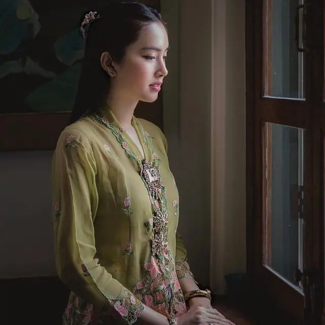 Nong Poy dalam pakaian tradisional Thailand. (Instagram/@poydtreechada)