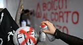 Sejumlah aktivis menggelar aksi Anti-Piala Dunia 2026 di luar Stadion Azteca, Meksiko pada Rabu (27/05/2026) waktu setempat. (AFP/Yuri Cortez)