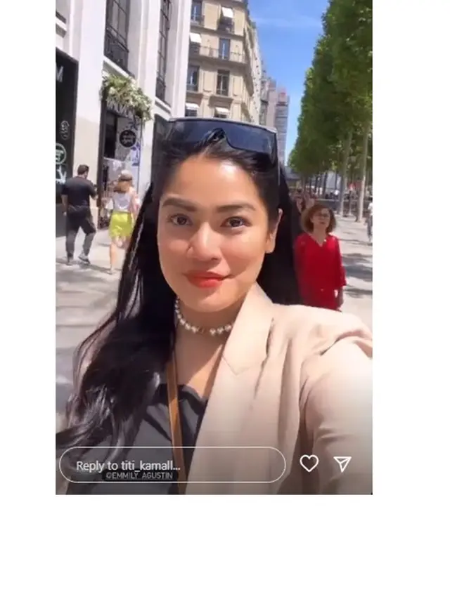 7 Potret Liburan Titi Kamal di Paris, Seru Bareng Sahabat
