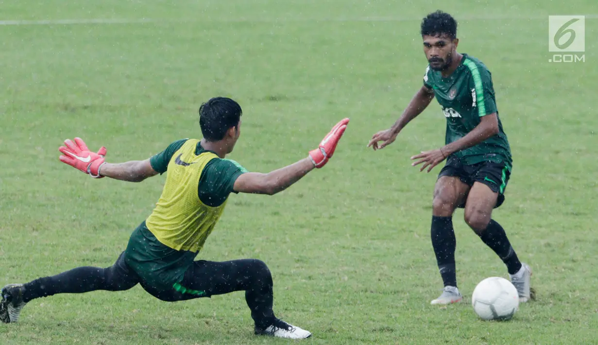 Pemain Timnas Indonesia U-22, Rifal Lastori saat latihan di Stadion Madya, Senayan, Jakarta, Senin (21/1). Latihan kali ini tidak dipimpin Indra Sjafri karena sedang mengikuti lisensi kepelatihan Pro AFC di Spanyol. (Bola.com/M Iqbal Ichsan)