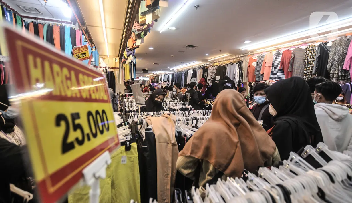 Pengunjung saat memilih pakaian impor bekas di Pasar Senen, Jakarta, Minggu (9/5/2021). Menurut pedagang, jumlah pengunjung di blok pakaian impor bekas mulai dipadati pengunjung sejak Kamis (6/5) kemarin. (merdeka.com/Iqbal S. Nugroho)