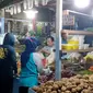 Harga komoditas utama di Pasar Jambu Dua Kota Bogor, Jawa Barat terus merangkak naik yang membuat pembeli menjerit, Senin (27/12/2021). (Liputan6.com/Achmad Sudarno)