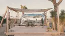 Kind of Blue 1959 Airstream, Joshua Tree, California hadirkan pengalaman bersantai di tengah gurun. Tersedia fasilitas air panas outdoor yang membuat kamu dapat berendam dengan rileks. (airbnb)