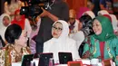 Bersama tokoh wanita Mooryati Soedibyo (berbatik cokelat), istri Ketua PKB Muhaimin Iskandar, Rustini Murtadho (berbaju hijau) ia membuat deklarasi untuk pasangan capres-cawapres Jokowi-JK (Liputan6.com/Johan Tallo).