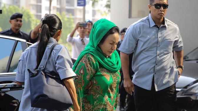 Rosmah Mansor, istri mantan Perdana Menteri (PM) Malaysia Najib Razak, mendatangi kantor Komisi Antikorupsi Malaysia (MACC) di Putrajaya, Rabu (26/9). Rosmah diperiksa terkait penyelidikan skandal korupsi 1Malaysia Development Berhad (1MDB). (AFP)