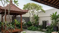 8 Rekomendasi Material Lantai Halaman yang Tidak Menyimpan Panas, Cocok untuk Iklim Tropis