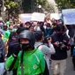 Aksi menolak perpanjangan PPKM darurat di depan Balai Kota Bandung, Rabu (21/7/2021). (Liputan6.com/Huyogo Simbolon)