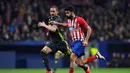 Diego Costa berduel dengan Bonucci pada leg 1, babak 16 besar Liga Champions yang berlangsung di stadion Wanda Metropolitano, Madrid., Kamis (21/2). Atl Madrid menang 2-0 atas Juventus (Gabriel Bouys)