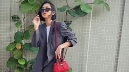 Pemilik nama lengkap Taskya Giantri Namya memang tertarik dengan dunia fashion. Berbagai gaya kece sudah sering ditampilkan Taskya Namya. Perpaduan memakai jas, celana pendek, tas merah hingga mengenakan kacamata kian membuat penampilan Taskya Namya semakin curi perhatian. (Liputan6.com/IG/@taskyanamya)