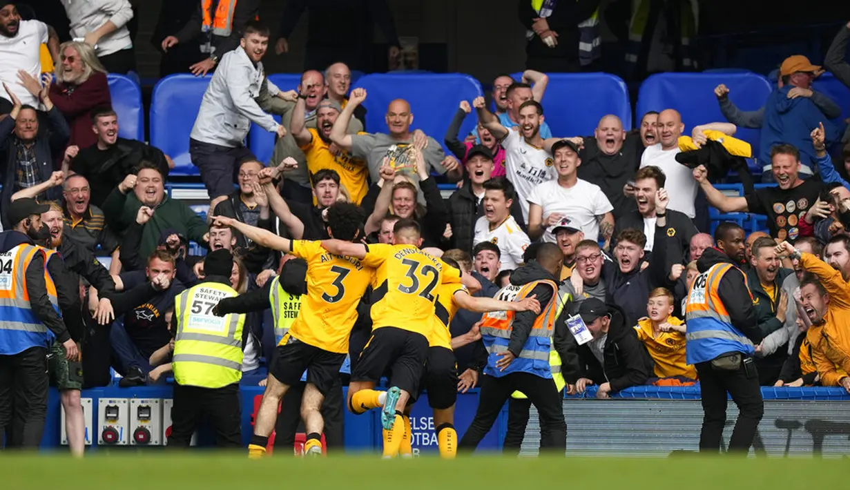 <p>Pemain Wolverhampton Wanderers Conor Coady (ditutupi oleh rekan satu timnya) merayakan setelah mencetak gol ke gawang Chelsea pada pertandingan sepak bola Liga Inggris di Stadion Stamford Bridge, London, Inggris, 7 Mei 2022. Pertandingan berakhir 2-2. (AP Photo/Frank Augstein)</p>