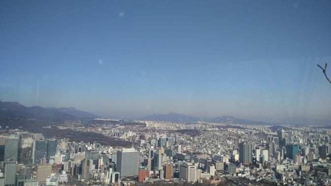 Pemandangan kota seoul dari atas Gunung Namsan di Namsan Tower, Yongsan, Seoul, Jumat (12/1/2018). (Liputan6.com/Hotnida Novita Sary)
