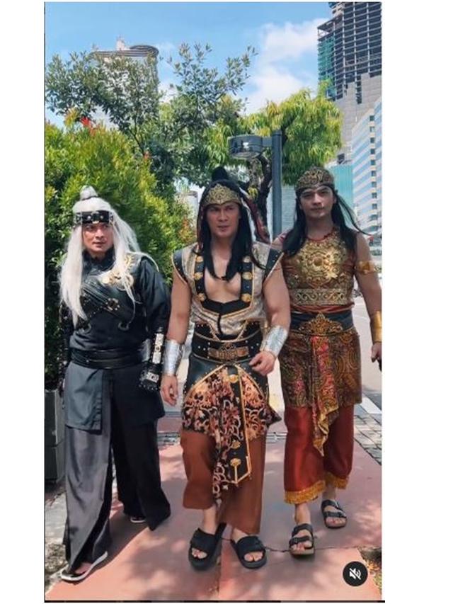 6 Aksi Kocak Afdhal Yusman, Choky Andriano dan Rico Verald Pakai Baju Kolosal di Jalanan