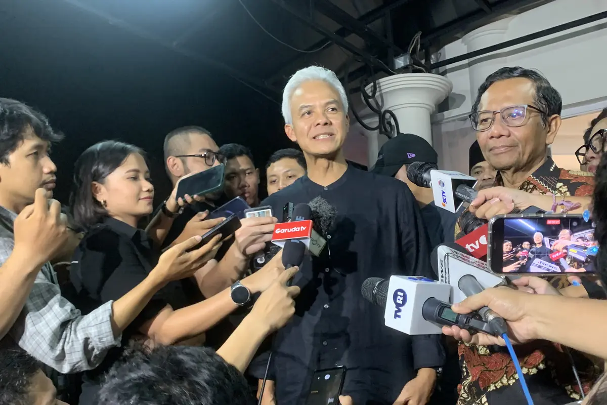 Pasangan calon presiden dan wakil presiden nomor urut 03 Ganjar Pranowo-Mahfud Md usai buka puasa bersama relawan di Posko Pemenangan Ganjar-Mahfud, Rabu (20/3/2024). (Liputan6.com/Delvira Hutabarat)