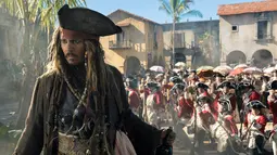 Aksi Jack Sparrow yang diperankan oleh Johnny Depp di Film "Pirates of the Caribbean: Dead Men Tell No Tales." Setelah tayang perdana di China pada 11 Mei, Film ini akan tayang pada 26 Mei di seluruh dunia. (Peter Mountain / Disney via AP)