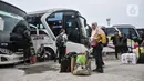 Calon penumpang menunggu jadwal keberangkatan bus antarkota antarprovinsi (AKAP) di Terminal Bus Tanjung Priok. (merdeka.com/Iqbal S. Nugroho)