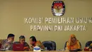 Komisioner bidang Pencalonan dan Kampanye KPU DKI Jakarta, Dahliah Umar (kanan) menjelaskan tata cara pendaftaran calon Gubernur dan Wakilnya dari partai politik saat rapat koordinasi bersama di Jakarta, Rabu (24/8). (Liputan6.com/Helmi Fithriansyah)