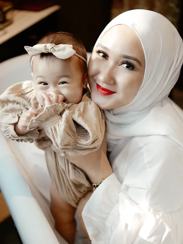 6 Pemotretan Dian Pelangi dengan Buah Hati, Tampil Lucu Menggemaskan