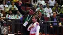 Karateka Jatim, Sisilia Agustiani bersama pelatihnya usai memenangi laga final Kata Putri PON XIX di GOR Sabuga, Bandung, Minggu (18/9). Di final, Sisilia berhasil meraih emas setelah unggul dari karateka Jabar, Yulianti. (Liputan6.com/Helmi Fithriansyah)
