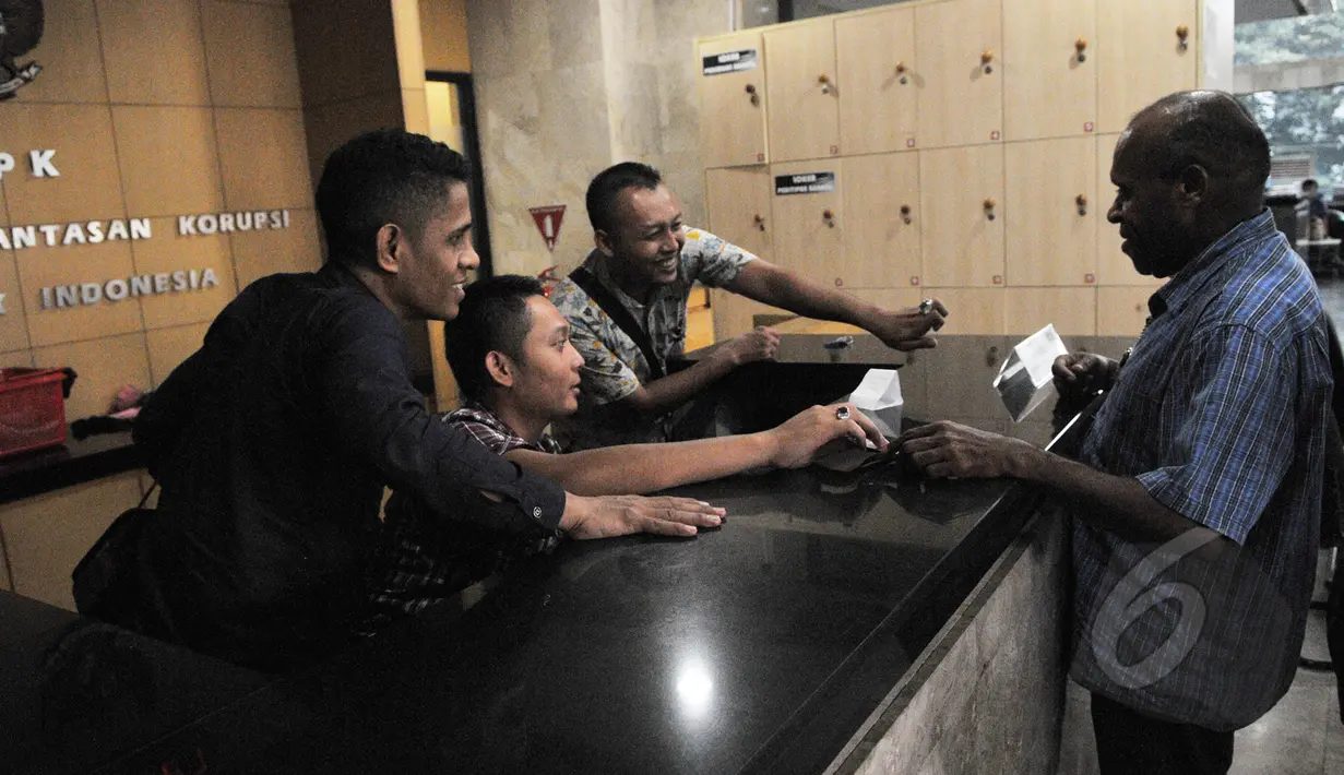 Seorang warga berkunjung ke KPK untuk menjenguk saudaranya yang menjadi tahanan KPK gedung KPK, Jakarta, Kamis (14/5/2015). (Liputan6.com/Herman Zakharia)
