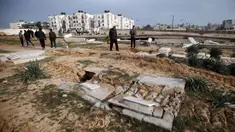 Warga Palestina memeriksa pemakaman yang rusak menyusul serangan tank Israel di pemakaman di kamp pengungsi Khan Younis, Jalur Gaza selatan, Rabu (17/1/2024). (AP Photo/Mohammed Dahman)