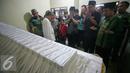Ketua Umum PP PPP muktamar Jakarta Djan Faridz berdoa di depan jenazah Didin Bolewan di Mlati,Sleman, Yogyakarta (18/4). ). Didin meninggal usai mengikuti takbir akbar PPP 17/4 kemarin. (Liputan.com/Boy Harjanto)