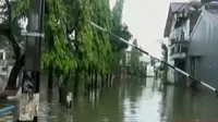 Hujan yang mengguyur kota Bekasi mengakibatkan banjir. Selain itu, menjadi buta di usia 21 tahun pemuda ini aktif menjadi guru.
