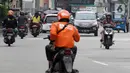 Pengendara motor melintas di Jalan, Jakarta, Kamis (29/12/2022). Asosiasi Industri Sepeda Motor (AISI) mencatatkan total penjualan per November 2022 sebanyak 640.630 unit kendaraan bermotor. Untuk distribusi penjualan tersebut diketahui rinciannya, yakni sebanyak 588.269 unit motor dijual di pasar domestik, dan sebanyak 52.361 unit diekspor. (Liputan6.com/Johan Tallo)