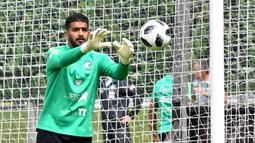 Kiper Arab Saudi, Abdullah Al-Mayouf, menangkap bola saat latihan jelang Piala Dunia di Saint Petersburg, Rusia, Senin (11/6/2018). Arab Saudi akan bertanding melawan Rusia pada laga pembukaan Piala Dunia 2018. (AFP/Giuseppe Cacace)