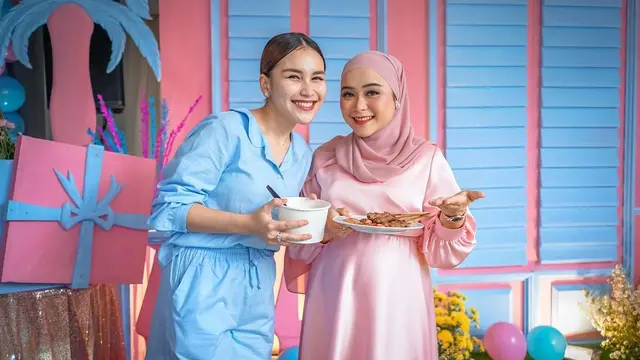 [Fimela] Gender Reveal Syifa Adik Ayu Ting Ting