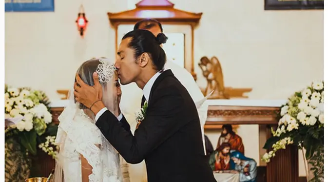 Selesai menjalani pemberkatan, Revaldo mencium kening perempuan yang sudah sah menjadi istrinya.(Instagram/ruangproduction)